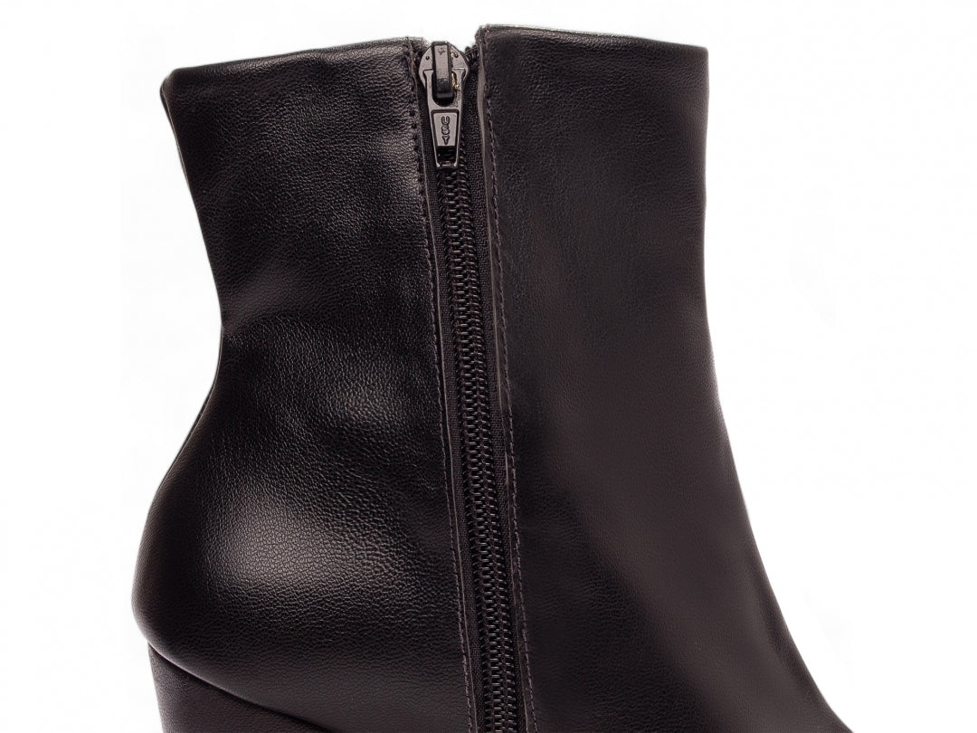 Bota de Cano Curto Preta com Salto de 9 cm