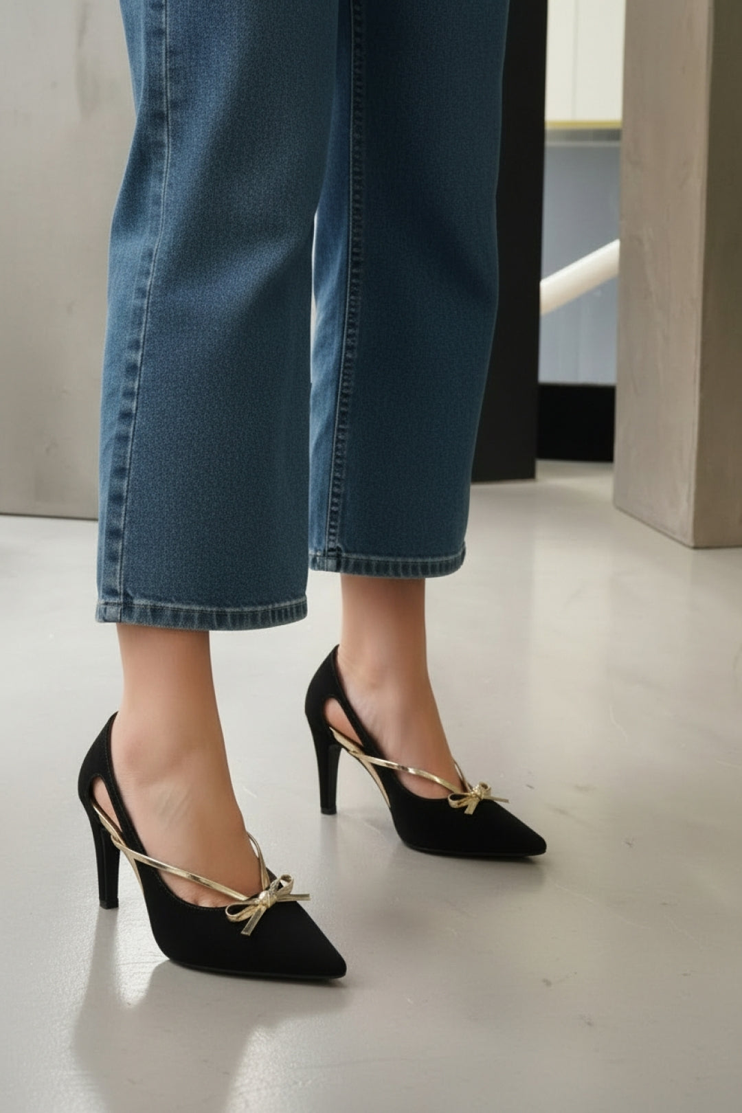 Scarpin Preto com Laço Metalizado Ouro Light