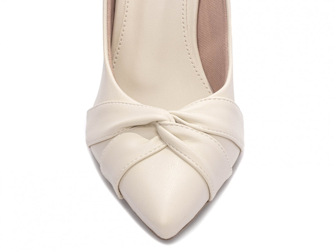 Scarpin Bico Fino Off White com Tiras em Nó
