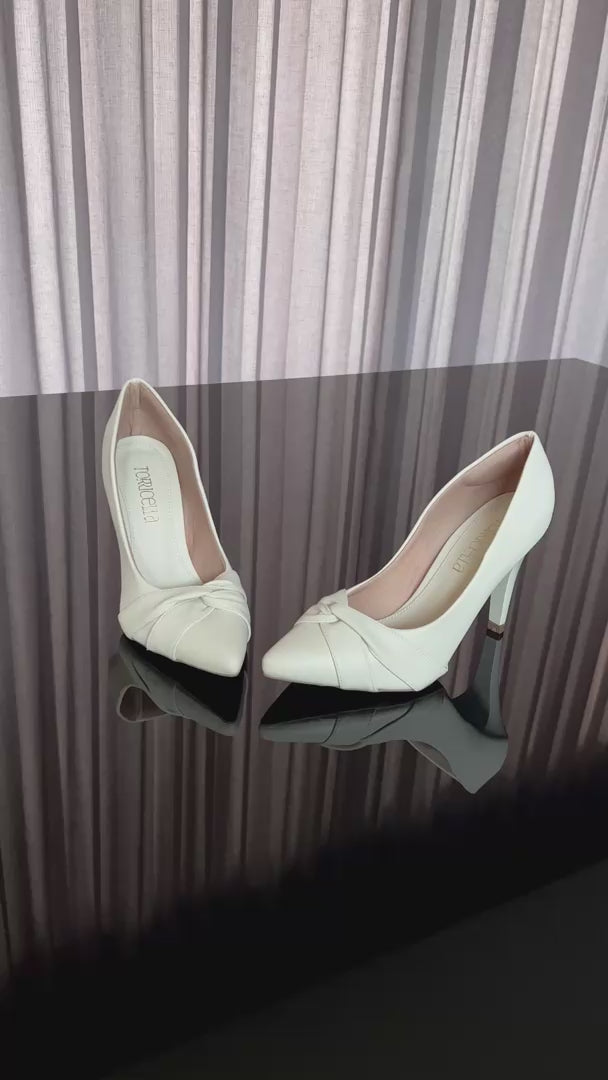 Scarpin Bico Fino Off White com Tiras em Nó