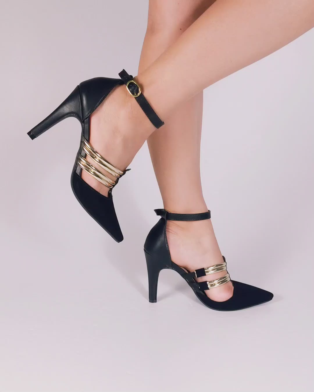 Scarpin Preto com Tiras Metalizadas Ouro Light