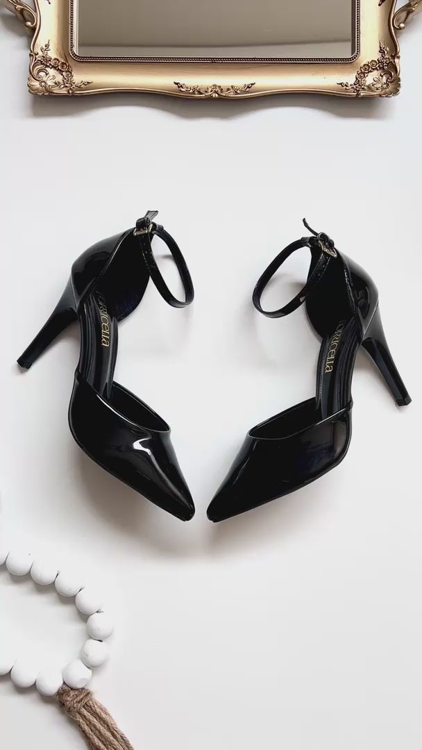Scarpin Verniz Preto com Fivela Dourada
